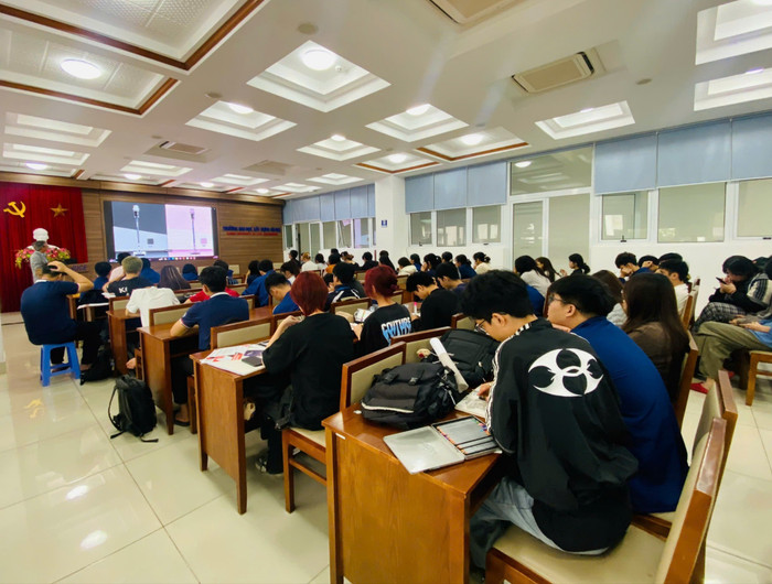 Các diễn giả và sinh viên đã cùng nhau bàn luận, chia sẻ những góc nhìn đa chiều, sâu sắc về thực tế nâng cao năng lực nghề nghiệp trong lĩnh vực thiết kế công nghiệp. Ảnh: NTCC. 53d78cfe-fd14-4a4c-969e-5f2feaaab607-8088.jpg