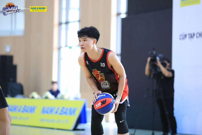 Cầu thủ mang áo số 10 Phạm Đình Thái Sơn đến từ Trường Trung học phổ thông Yên Hòa có ánh mắt quyết đoán cùng phong cách điềm tĩnh, toát lên vẻ trưởng thành và tự tin trên sân đấu. Cầu thủ mang áo số 10 Phạm Đình Thái Sơn đến từ Trường Trung học phổ thông Yên Hòa có ánh mắt quyết đoán cùng phong cách điềm tĩnh, toát lên vẻ trưởng thành và tự tin trên sân đấu.