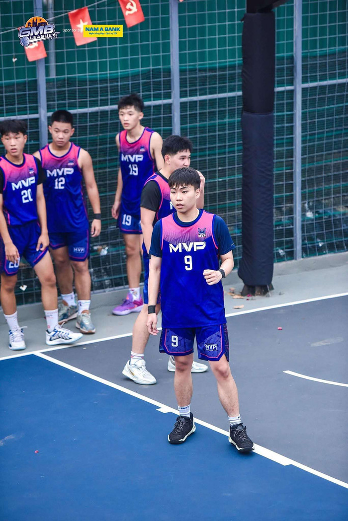 Cầu thủ mang áo số 9 - Bình Minh của đội MVP nổi bật với vóc dáng khỏe khoắn, chiều cao ấn tượng cùng phong thái tự tin trên sân đấu. Cầu thủ mang áo số 9 - Bình Minh của đội MVP nổi bật với vóc dáng khỏe khoắn, chiều cao ấn tượng cùng phong thái tự tin trên sân đấu.