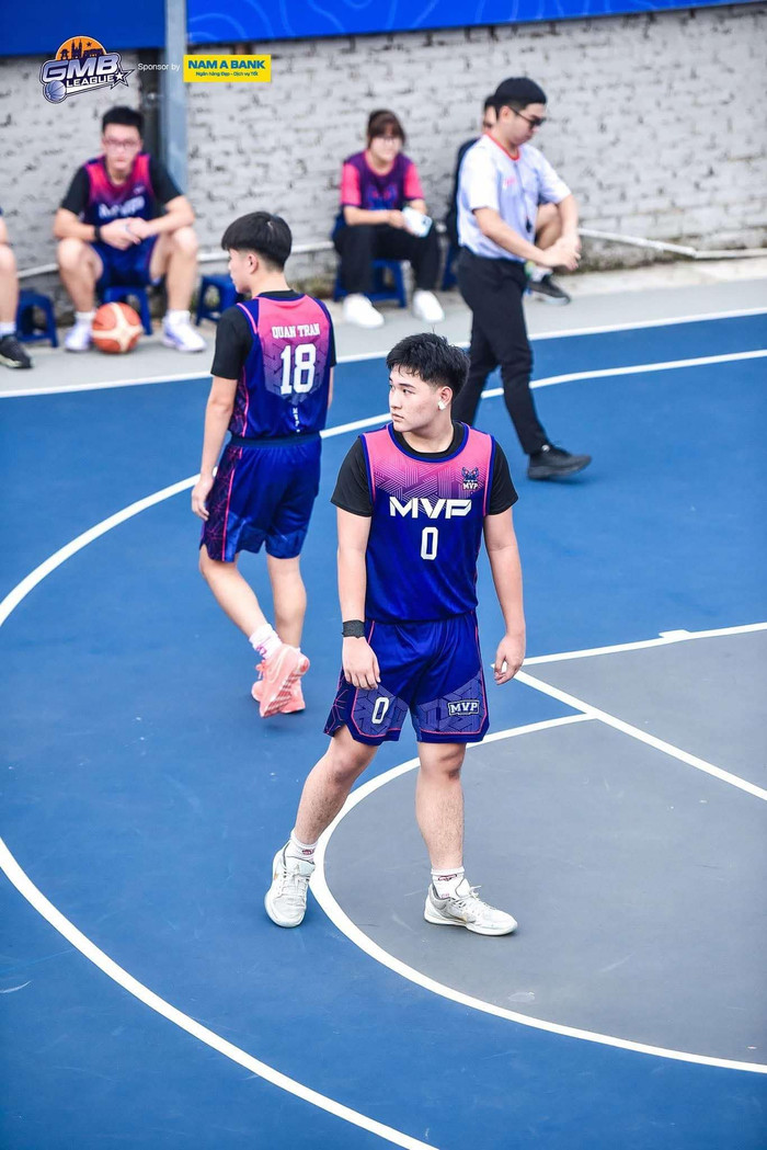 Gương mặt điềm tĩnh của cầu thủ Nguyễn Minh Thành thuộc đội Học viện Bóng rổ MVP phản ánh sự chuẩn bị kỹ lưỡng cả về thể lực lẫn tinh thần thi đấu. Gương mặt điềm tĩnh của cầu thủ Nguyễn Minh Thành thuộc đội Học viện Bóng rổ MVP phản ánh sự chuẩn bị kỹ lưỡng cả về thể lực lẫn tinh thần thi đấu.