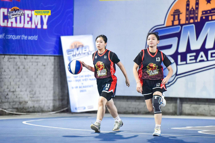 Cầu thủ Nguyễn Lê Minh Anh (áo số 11) và Nguyễn Quế Anh (áo số 13) Trường Trung học phổ thông Yên Hoà thể hiện tinh thần thể thao trẻ trung và bản lĩnh trong từng trận đấu. Cầu thủ Nguyễn Lê Minh Anh (áo số 11) và Nguyễn Quế Anh (áo số 13) Trường Trung học phổ thông Yên Hoà thể hiện tinh thần thể thao trẻ trung và bản lĩnh trong từng trận đấu.