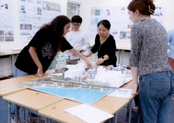 Giảng viên Trường Đại học Kiến trúc Hà Nội hướng dẫn sinh viên quốc tế thực hiện đồ án tốt nghiệp. Ảnh: NTCC. Giảng viên Trường Đại học Kiến trúc Hà Nội hướng dẫn sinh viên quốc tế thực hiện đồ án tốt nghiệp. Ảnh: NTCC.