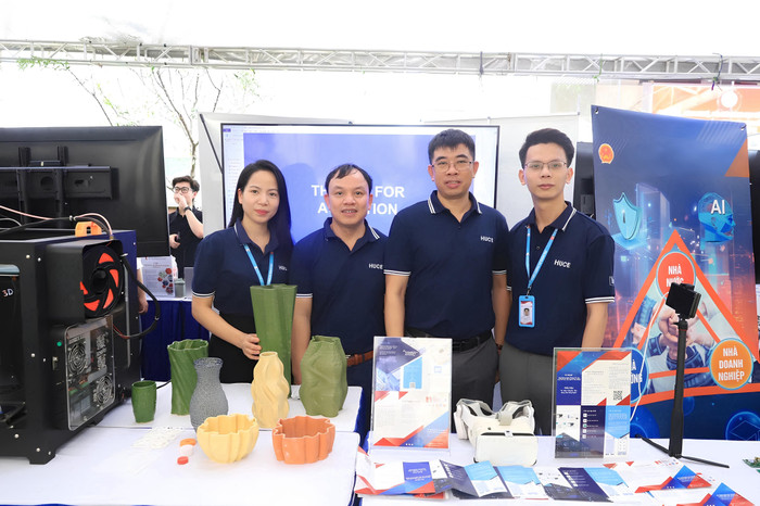 Các thiết bị như Kính thực tế ảo (VR), Máy in 3D,... được ứng dụng do chính các sinh viên của nhà trường nghiên cứu và chế tạo. Ảnh: HUCE. yeah.jpg
