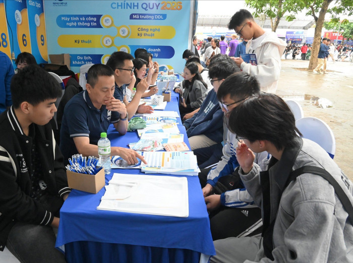 Không khí tại gian tư vấn Trường Đại học Điện lực sôi động với nhiều câu hỏi từ các bạn học sinh quan tâm tới các lĩnh vực điện – năng lượng, công nghệ, kinh tế và quản lý.