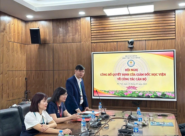 Tiến sĩ Nguyễn Thế Anh (đứng phát biểu) - Phó trưởng phòng, Phòng Khoa học và Phát triển Đào tạo Quốc tế, Viện Đào tạo Quốc tế, Học viện Tài chính. Ảnh: Học viện Tài chính. z6440037543862-330d3679ba95f4939daf4bbf1c8951c6-2048x1536-8308.jpg