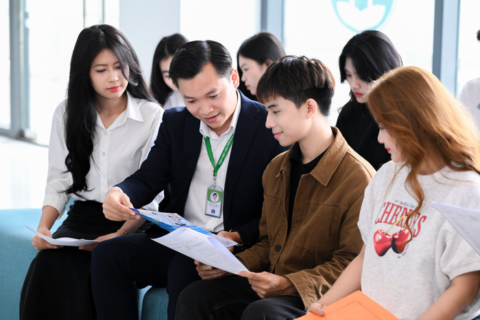 Đội ngũ tư vấn luôn sẵn sàng đồng hành giải đáp thắc mắc về quy chế tuyển sinh, tư vấn, định hướng ngành nghề theo năng lực thí sinh. anh-man-hinh-2025-07-17-luc-180647.png