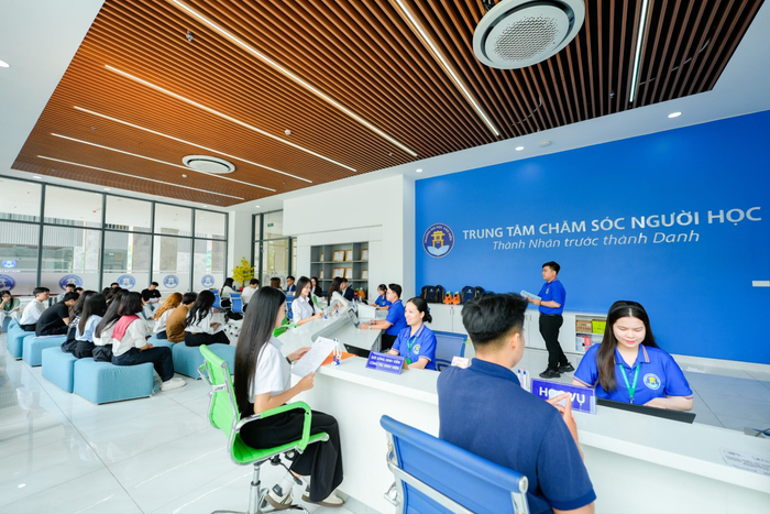 Đông đảo thí sinh đến Trường Đại học Văn Hiến để đăng ký dự tuyển và tham gia chương trình myU. anh-man-hinh-2025-07-17-luc-180655.png