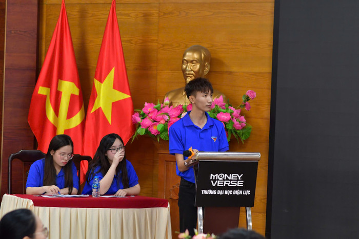 Sinh viên Trần Văn Hiển thuyết trình tại cuộc thi The MoneyVerse mùa 2. Ảnh: NVCC. Sinh viên Trần Văn Hiển thuyết trình tại cuộc thi The MoneyVerse mùa 2. Ảnh: NVCC.