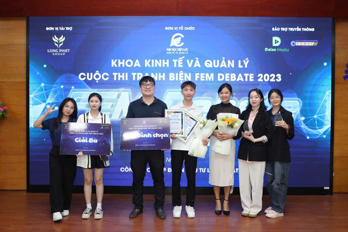 Sinh viên Trần Văn Hiển (áo trắng, ở giữa) đạt giải Ba, giải Bình chọn cuộc thi Tranh biện FEM Debate. Ảnh: NVCC. Sinh viên Trần Văn Hiển (áo trắng, ở giữa) đạt giải Ba, giải Bình chọn cuộc thi Tranh biện FEM Debate. Ảnh: NVCC.