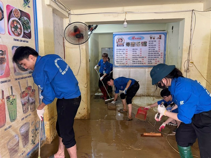Thanh niên tình nguyện EPU dọn dẹp bùn đất sau bão lũ cho người dân. d.jpg