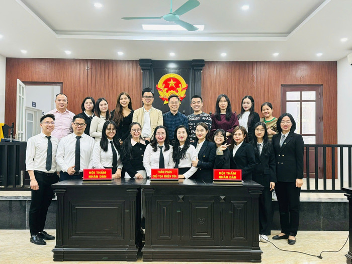Học viên lớp K5 và K6 tham gia diễn án kết thúc học phần tại Tòa án nhân dân quận Đống Đa (cũ), Hà Nội vào tháng 12 năm 2024. Ảnh: NTCC. hv.jpg