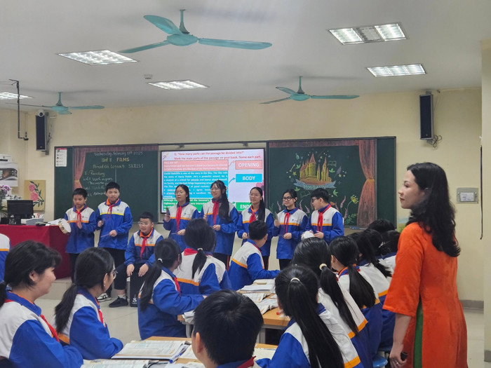 Cô Phạm Thị Linh Chi áp dụng phương pháp giảng dạy hiện đại, sử dụng công nghệ và hoạt động tương tác để học sinh tiếp thu kiến thức tự nhiên, hiệu quả. Ảnh: website nhà trường. 494739313-1511724873342209-4140395992912712409-n.jpg