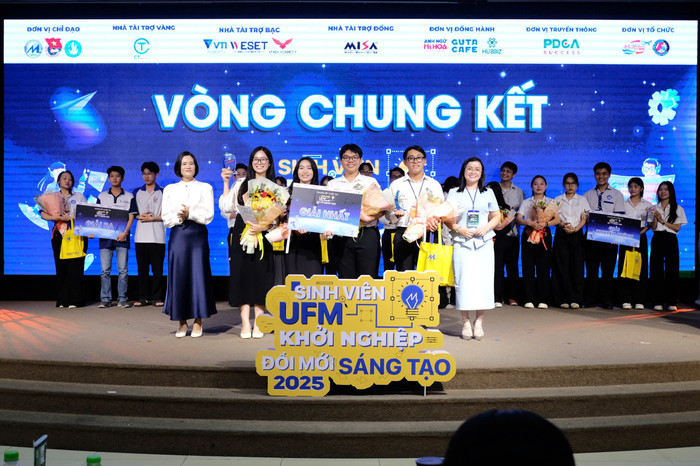 Sau phần trình bày và phản biện đầy ấn tượng, ngôi vị Quán quân năm nay đã thuộc về Đội Bio Pot với Dự án “Chậu mềm phân hủy và viên nén dinh dưỡng” – một giải pháp thân thiện với môi trường, góp phần giảm thiểu rác thải nhựa và thúc đẩy xu hướng tiêu dùng xanh. 76fbdca1-7243-48b2-b78c-f097d6356c40.jpg