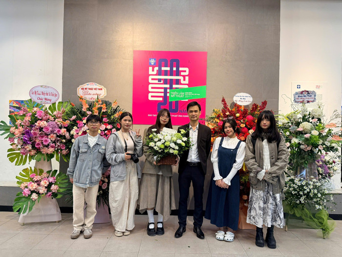 Sự kiện triển lãm không chỉ là một bài học thực tế sinh động dành cho sinh viên mà còn là cầu nối giao lưu nghệ thuật giữa Nhà trường với cộng đồng sáng tạo trong nước và quốc tế. Ảnh: NTCC.