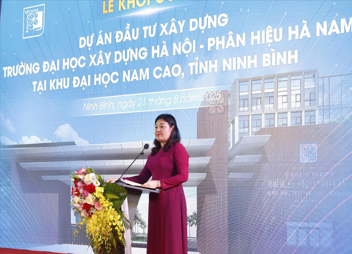 Bà Hà Lan Anh – Phó Chủ tịch Ủy ban nhân dân tỉnh Ninh Bình phát biểu tại buổi lễ. Ảnh: Lưu Diễm. 73b602f04076c82891673-2296.jpg