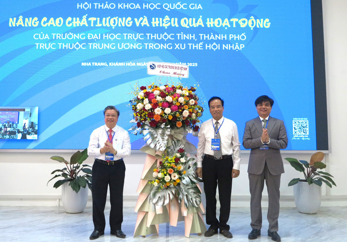 Ông Phạm Ngọc Lan thay mặt Hiệp hội Các trường đại học, cao đẳng Việt Nam tặng hoa chúc mừng hội thảo. img-3628.jpg