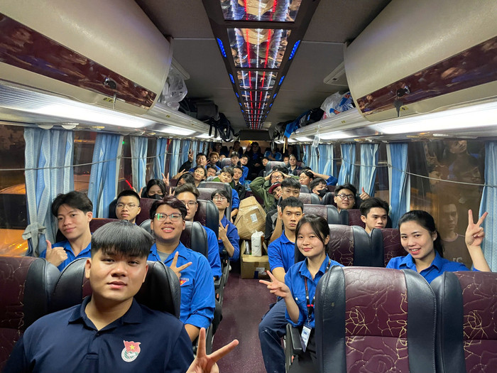 Đoàn gồm hơn 250 thành viên, bao gồm các sinh viên tình nguyện, cùng các cán bộ, giảng viên và đại diện Đoàn Thanh niên Trường Đại học Điện lực tới các địa phương để hỗ trợ khắc phục hậu quả của bão số 11. Ảnh: EPU. f3c8e3e4-2413-4185-b03b-66a835611244.jpg