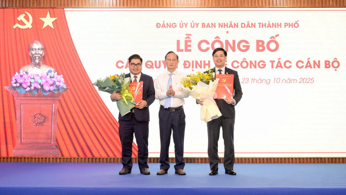 Ông Trần Văn Nam – Thành ủy viên, Phó Bí thư Đảng ủy Ủy ban nhân dân Thành phố Hồ Chí Minh trao quyết định chỉ định chức danh Bí thư, Phó Bí thư Đảng ủy Trường Đại học Tài chính – Marketing cho ông Phạm Tiến Đạt và ông Cao Tấn Huy. Ảnh: UFM. aebdae476eb5e3ebbaa4.jpg
