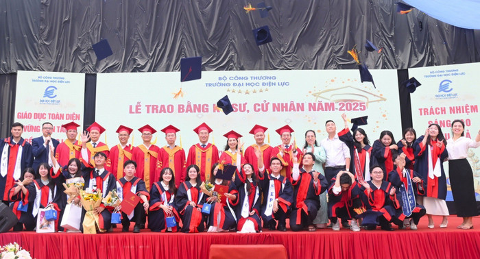 Lễ tốt nghiệp và trao bằng tốt nghiệp đợt 2 năm 2025 ghi dấu ấn đáng nhớ đối với các tân khoa Trường Đại học Điện lực. 515439815-1163949585541474-1219262131298895748-n-5108.jpg