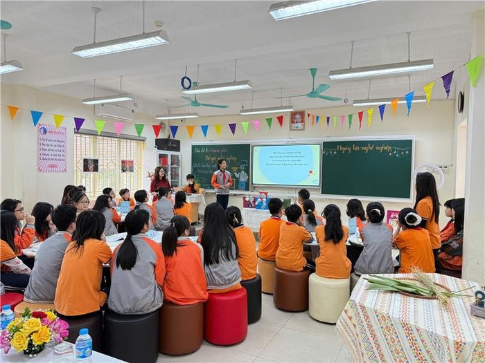 Tiết học kết hợp phương pháp thảo luận nhằm phát triển năng lực tư duy, giải quyết vấn đề và kỹ năng giao tiếp cho học sinh. Ảnh: Trường Trung học cơ sở Giảng Võ (Hà Nội). 491403432-1237335931246424-1724349073135103362-n.jpg