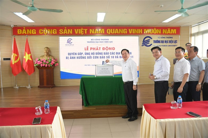 Nhà giáo ưu tú, Phó Giáo sư, Tiến sĩ Vũ Đình Ngọ – Bí thư Đảng ủy, Chủ tịch Hội đồng trường; Phó Giáo sư, Tiến sĩ Đinh Văn Châu – Phó Bí thư Đảng ủy, Hiệu trưởng nhà trường; Phó Giáo sư, Tiến sĩ Nguyễn Lê Cường – Ủy viên Ban Thường vụ Đảng ủy, Phó Hiệu trưởng nhà trường đã quyên góp, ủng hộ đồng bào bị ảnh hưởng bởi bão số 10 và số 11. epu-91791.jpg