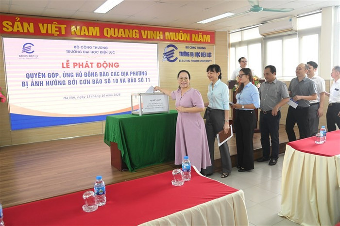Tập thể viên chức, người lao động và sinh viên Trường Đại học Điện lực tích cực tham gia quyên góp, ủng hộ đồng bào bị ảnh hưởng bởi bão số 10 và số 11. epu-9211.jpg