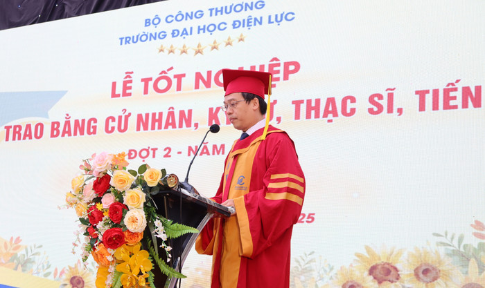 Tiến sĩ Dương Trung Kiên – Phó Hiệu trưởng Trường Đại học Điện lực phát biểu tại buổi lễ. Ảnh: Lưu Diễm. Tiến sĩ Dương Trung Kiên – Phó Hiệu trưởng Trường Đại học Điện lực phát biểu tại buổi lễ. Ảnh: Lưu Diễm.
