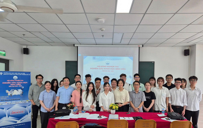 Hoạt động nghiên cứu khoa học sinh viên của Khoa Kỹ thuật hạ tầng và Môi trường đô thị luôn phát huy vai trò quan trọng trong việc nâng cao chất lượng đào tạo, gắn kết nhà trường với thực tiễn xã hội. Ảnh: NTCC. 497476763-1176002290989687-6906882802160125299-n.jpg