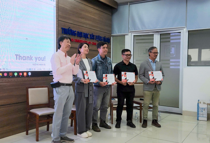 Tiến sĩ Vương Trọng Đức - Trưởng nhóm chuyên môn Cơ sở Nghệ thuật, Khoa Kiến trúc và Quy hoạch, Trường Đại học Xây dựng Hà Nội trao chứng nhận danh dự cho các nhà thiết kế, chuyên gia trong lĩnh vực thiết kế công nghiệp tham gia hội thảo. Ảnh: NTCC. 3890822923022950659.jpg