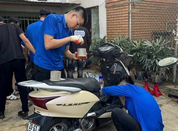 Sinh viên EPU sửa chữa nhiều phương tiện xe gắn máy bị hư hỏng do ngập nước và khắc phục, thay thế các thiết bị điện tại các hộ dân và cơ sở sinh hoạt bị hư hại. Ảnh: EPU. e9-6536.jpg