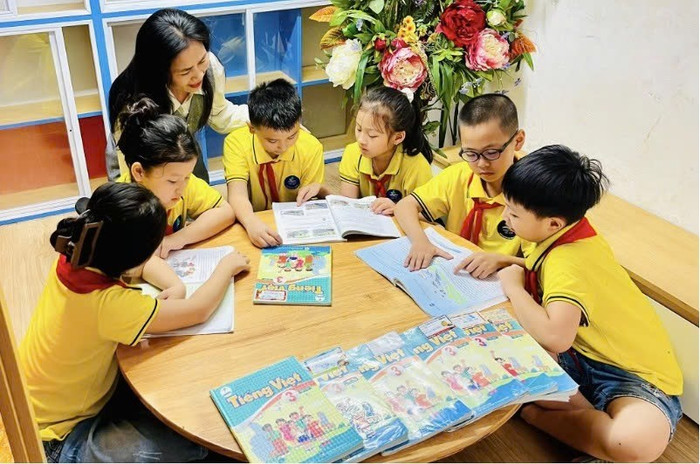 Cô Cao Thị Bích Liên – giáo viên Trường Tiểu học Lê Lợi (phường Thành Vinh, tỉnh Nghệ An) cùng các em học sinh. Ảnh: NVCC. img-4418.jpg