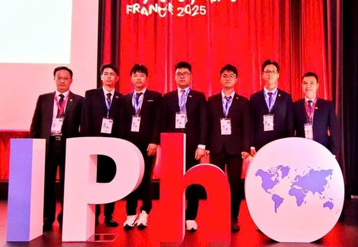 Đội tuyển IPhO 2025 (từ trái sang phải) là Phó Giáo sư, Tiến sĩ Đặng Đức Vượng - Phó Trưởng đoàn; em Nguyễn Công Vinh; em Nguyễn Thế Quân; em Trương Đức Dũng; em Lý Bá Khôi; em Trần Lê Thiện Nhân; Phó Giáo sư, Tiến sĩ Đỗ Danh Bích - Trưởng đoàn. z6835172339663c57df04b98495b33874a0532037160a9.jpg
