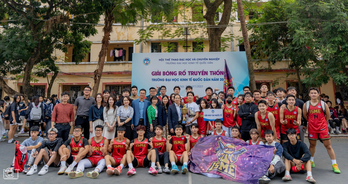 Em Nguyễn Toàn Thắng (số áo 9) cùng đội bóng rổ của Viện Đào tạo Quốc tế, Đại học Kinh tế Quốc dân. Ảnh: NVCC. 493062105-1189015079902452-3748125680664618972-n.jpg