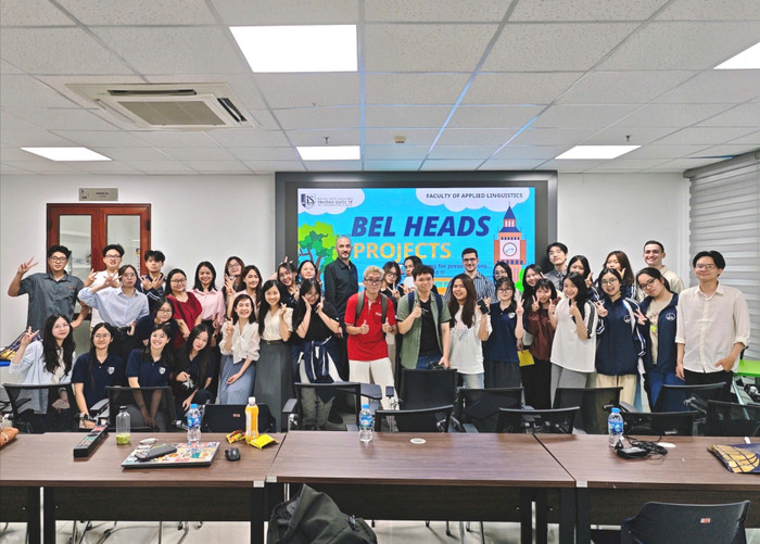 Trường Quốc tế – Đại học Quốc gia Hà Nội tổ chức nhiều hoạt động hội thảo, nghiên cứu khoa học sử dụng tiếng Anh giúp sinh viên phát triển toàn diện kỹ năng ngôn ngữ, tư duy đa chiều và khả năng giao tiếp quốc tế. Ảnh: website nhà trường. 499225408-1134772998686213-4613066927824283358-n-4212.jpg