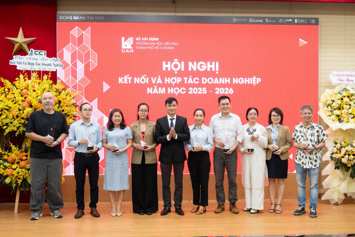 Chương trình mang đến cơ hội để UAH gặp gỡ, đối thoại trực tiếp với các nhà tuyển dụng và chuyên gia hàng đầu. 565705919-1276254277866440-8315092701701287014-n.jpg