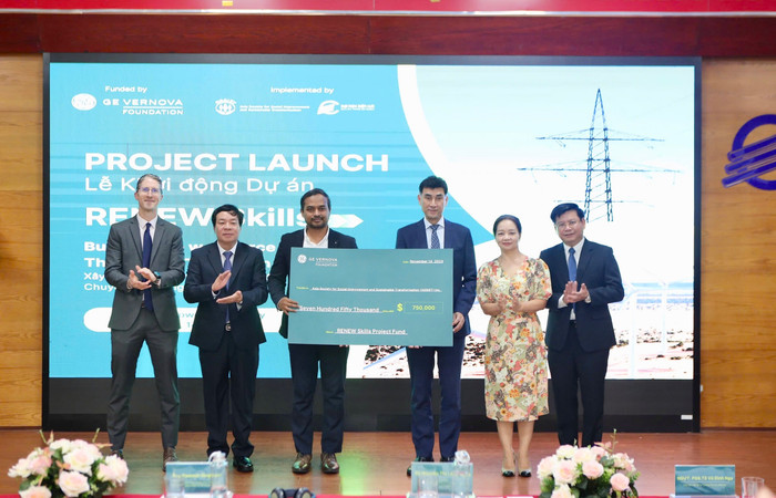 Lãnh đạo Trường Đại học Điện lực ký kết dự án với Quỹ GE Vernova Foundation. Ảnh: NTCC. img-4217.jpg