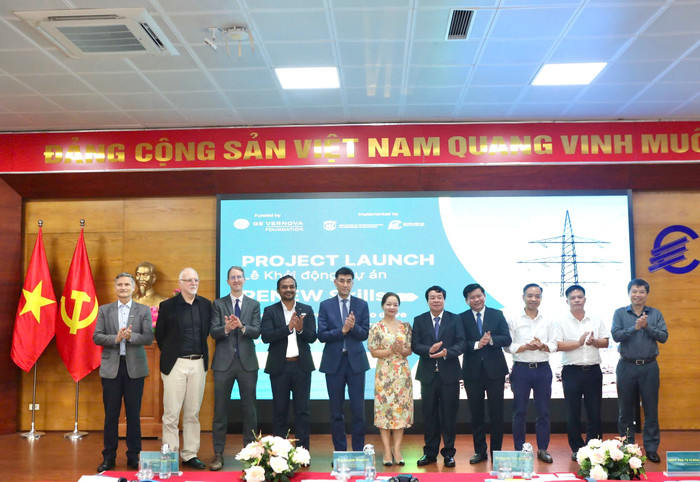 Trường Đại học Điện lực đã thành lập Trung tâm Đào tạo Xuất sắc về Điện gió và đã tiếp nhận 4 bộ thực hành, thí nghiệm từ dự án. img-4216.jpg