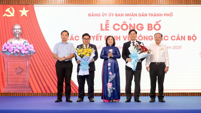 Đảng ủy, Hội đồng Trường, Ban Giám hiệu Trường Đại học Tài chính – Marketing nhiệm kỳ 2025-2030 chụp ảnh lưu niệm. Từ trái qua lần lượt là: Tiến sĩ Lê Trung Đạo - Ủy viên Ban Chấp hành Đảng bộ, Phó Hiệu trưởng nhà trường; Tiến sĩ Cao Tấn Huy - Phó Bí thư Đảng ủy, Phó Hiệu trưởng nhà trường; Phó Giáo sư, Tiến sĩ Hồ Thủy Tiên - Thành viên phụ trách Hội đồng trường; Phó Giáo sư, Tiến sĩ Phạm Tiến Đạt - Bí thư Đảng ủy, Hiệu trưởng nhà trường; Phó Giáo sư, Tiến sĩ Phạm Quốc Việt - Ủy viên Thường vụ Đảng ủy, Phó Hiệu trưởng nhà trường. c16f0983c971442f1d60.jpg