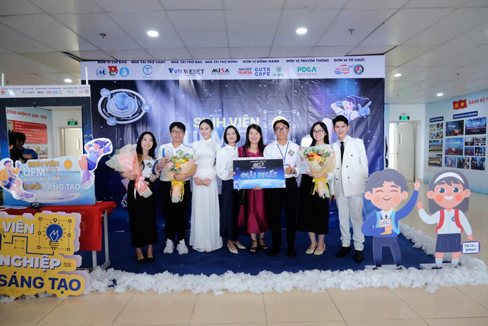 Trong vai trò quản lý khoa học, Tiến sĩ Trần Thị Kim Oanh (đứng thứ tư từ bên trái sang) luôn hướng đến việc xây dựng môi trường nghiên cứu năng động, kết nối các nhóm học thuật phát huy năng lực đổi mới sáng tạo và hội nhập nghiên cứu quốc tế. Ảnh: NTCC. 11fac42934e5b9bbe0f4.jpg