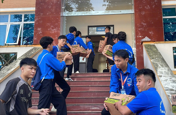 Đoàn tình nguyện phối hợp chặt chẽ với Ủy ban Mặt trận Tổ quốc tỉnh Thái Nguyên và Đoàn Thanh niên Điện lực Thái Nguyên để triển khai các hoạt động hỗ trợ người dân. Ảnh: EPU. 1c79d345-989d-4fbd-baab-420e2a06b372-6189.jpg