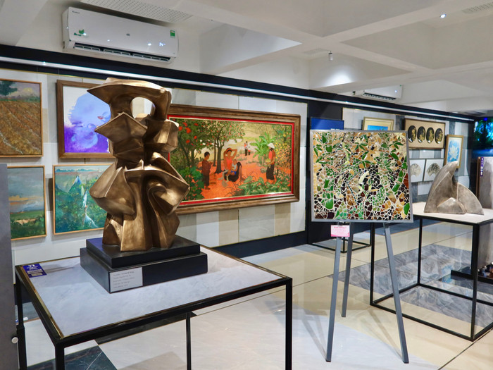 Triển lãm “Giảng viên – Nhà Sáng tạo Nghệ thuật&quot; đã được khai mạc do Khoa Kiến trúc và Quy hoạch, nhóm chuyên môn Cơ sở Nghệ thuật cùng Quỹ Đổi mới Sáng tạo AIF, Công ty NPG và N Gallery đồng tổ chức. Ảnh: Lưu Diễm.