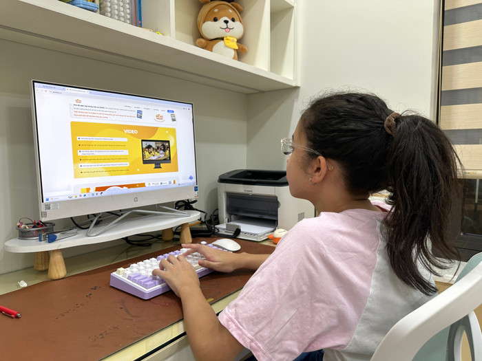 Phạm Gia Linh – học sinh Trường Tiểu học Thực Nghiệm Khoa học Giáo dục (Hà Nội) thường sử dụng sách giáo khoa điện tử và hệ thống học liệu số của Nhà xuất bản Giáo dục Việt Nam để ôn tập kiến thức tại nhà. Ảnh: NVCC. img-4093.jpg