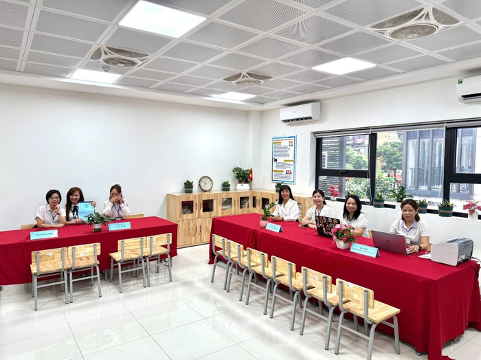 Đội ngũ cán bộ, giáo viên Trường Tiểu học Khương Thượng (Hà Nội) trực, hỗ trợ phụ huynh học sinh đăng ký tuyển sinh trực tuyến. Ảnh: NTCC. 514492814-1224935016091804-2256608915229947413-n.jpg