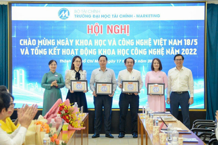 Tiến sĩ Trần Thị Kim Oanh (đứng thứ hai từ bên phải sang) là một giảng viên truyền cảm hứng và đảm nhận vai trò trưởng nhóm của một nhóm nghiên cứu mạnh tại Trường Đại học Tài chính - Marketing. Ảnh: NTCC. 3073511245240233780.jpg