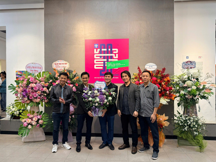 Triển lãm Mỹ thuật 2025 quy tụ hơn 90 tác phẩm của hơn 50 tác giả là các giảng viên Khoa Thiết kế Mỹ thuật, Khoa Nội Thất, Khoa Kiến Trúc, Trường Đại học Kiến Trúc Hà Nội. Ảnh: NTCC.