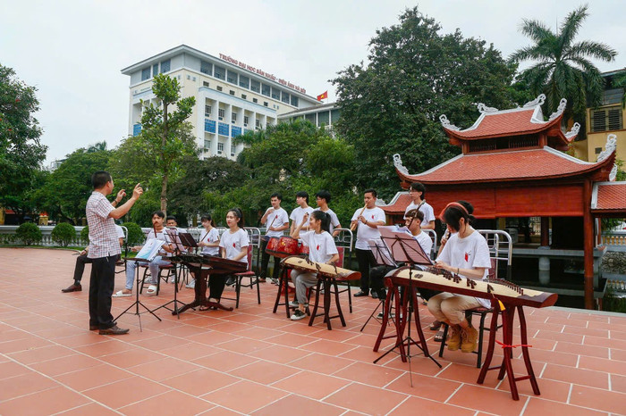 Sinh viên Trường Đại học Sân khấu - Điện ảnh Hà Nội biểu diễn nhạc cụ dân tộc. Ảnh: NVCC. z7009869241454-b36a165e55ff1a920eb6468c7e61d169.jpg