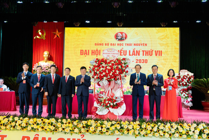 Ông Phạm Ngọc Thưởng - Thứ trưởng thường trực Bộ Giáo dục và Đào tạo, tặng hoa chúc mừng Đại hội. Ảnh: NTCC. z6773973197010-1cdbdddcc7b9dcccbf57dbc1fbf1bed1.jpg