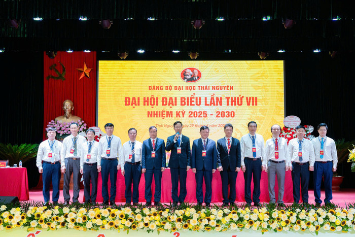 Ban Chấp hành Đảng bộ Đại học Thái Nguyên khoá VII, nhiệm kỳ 2025-2030 ra mắt Đại hội. Ảnh: NTCC. z6773973465399-f9ebbb061ba37521a7eb952ed74ee2f3.jpg