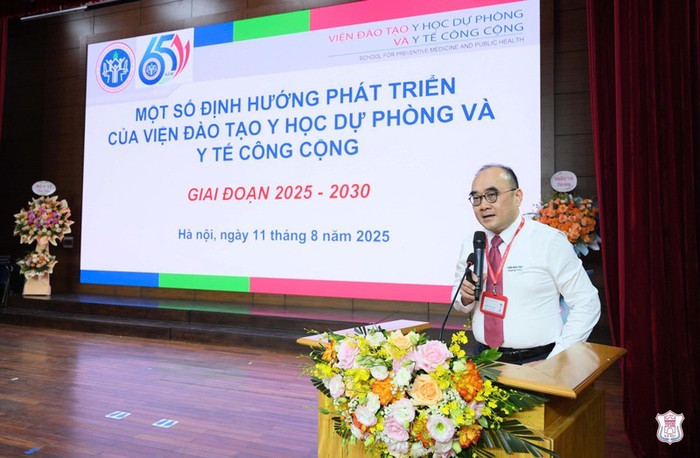 Phó giáo sư, Tiến sĩ Lê Minh Giang phát biểu trong Lễ kỷ niệm 65 năm truyền thống, 15 năm thành lập Viện Đào tạo Y học Dự phòng và Y tế Công cộng. Ảnh: Website Trường Đại học Y Hà Nội. img-9352-7046-7061.jpg