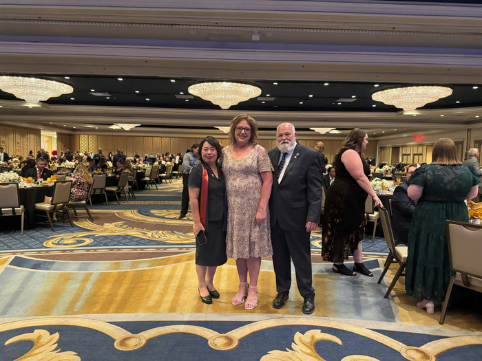 ACBSP Board Chair - Dr. Kristina Collins (giữa) và ông Dennis Brode (bên phải) chúc mừng Trường Đại học Kinh tế - Đại học Quốc gia Hà Nội vì những nỗ lực trong quốc tế hóa giáo dục và sự đầu tư nghiêm túc để đạt kiểm định ACBSP. Ảnh: NTCC. 3.jpg